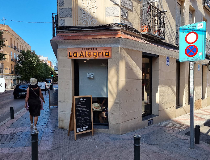 Fachada de una sucursal de La Alegría en Madrid