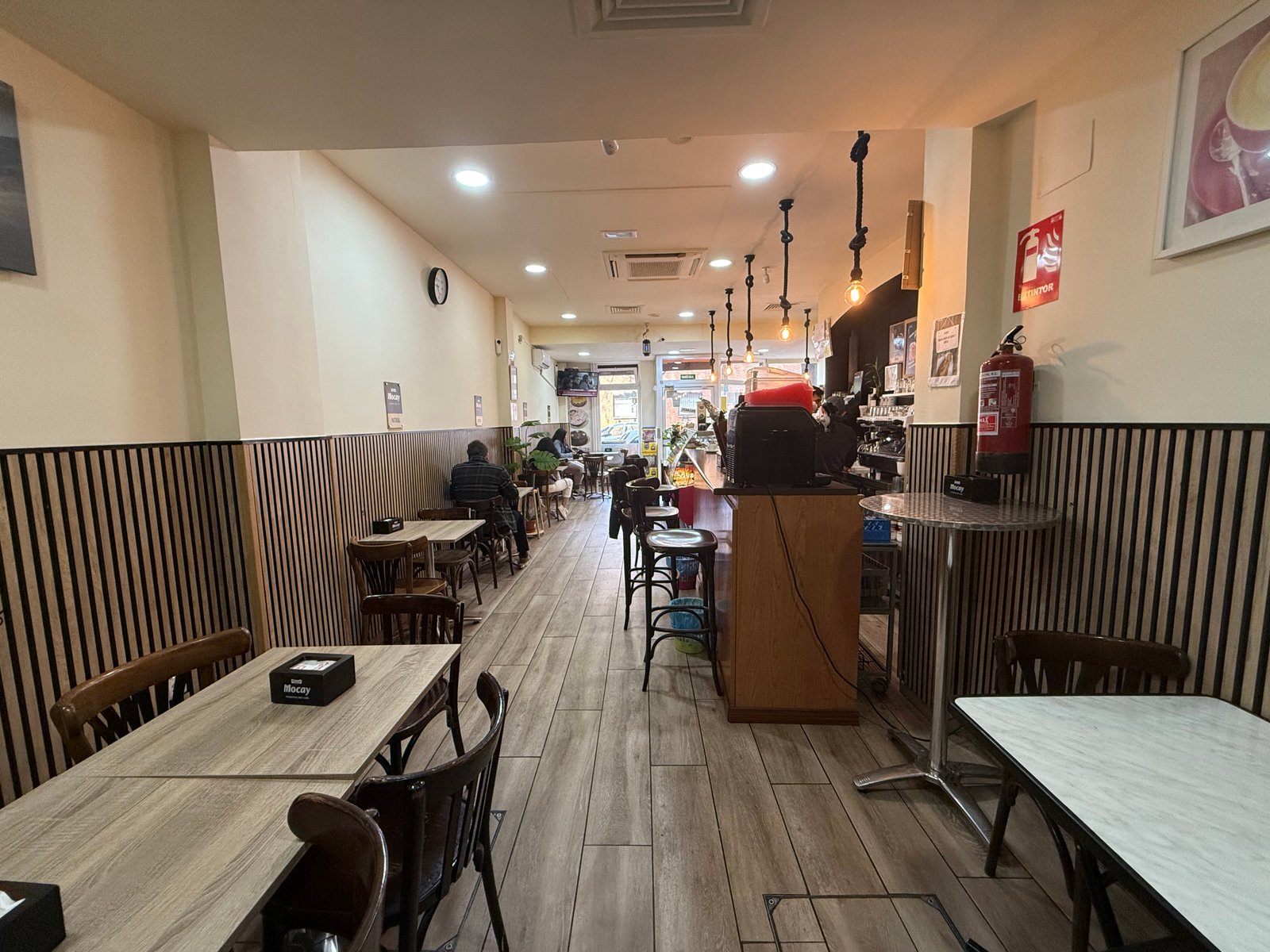 Interior de la cafetería con mesas para disfrutar