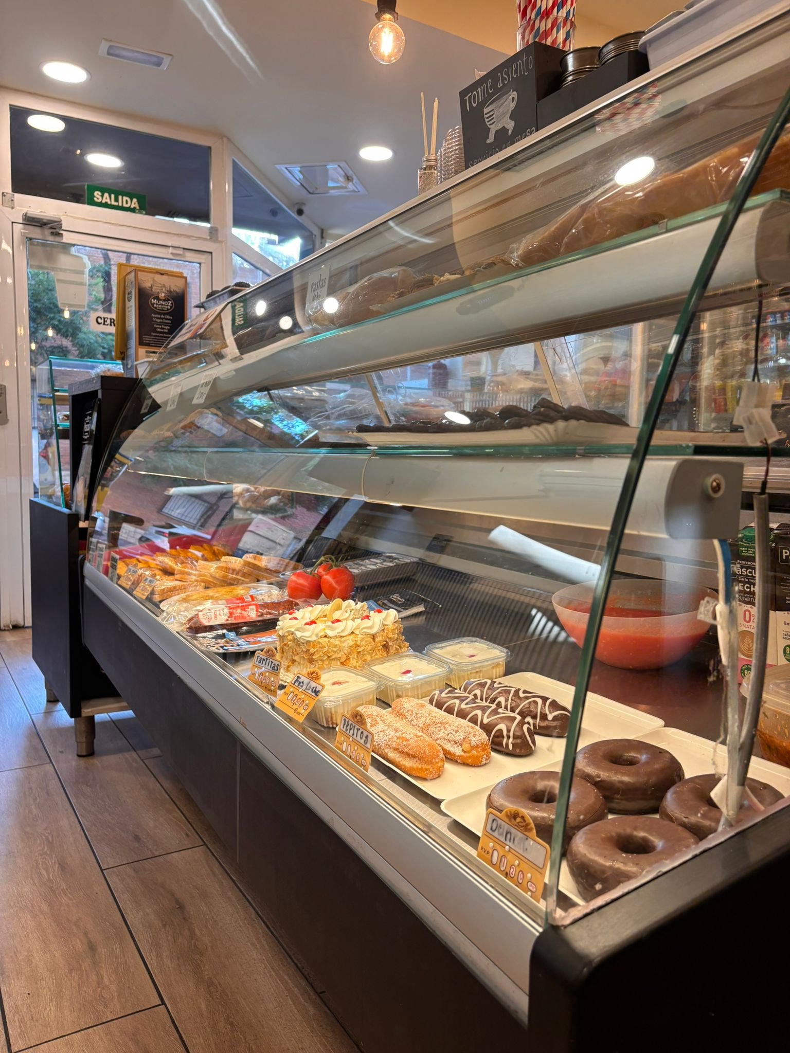Vitrina con postres y dulces