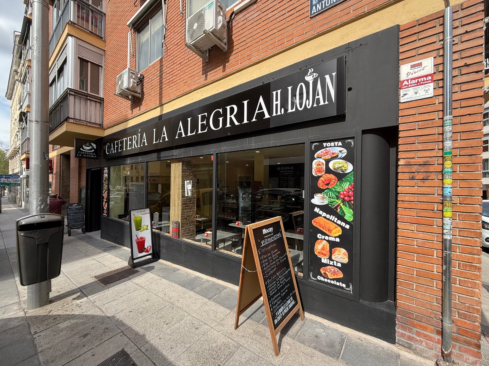 Fachada de La Alegría con su escaparate