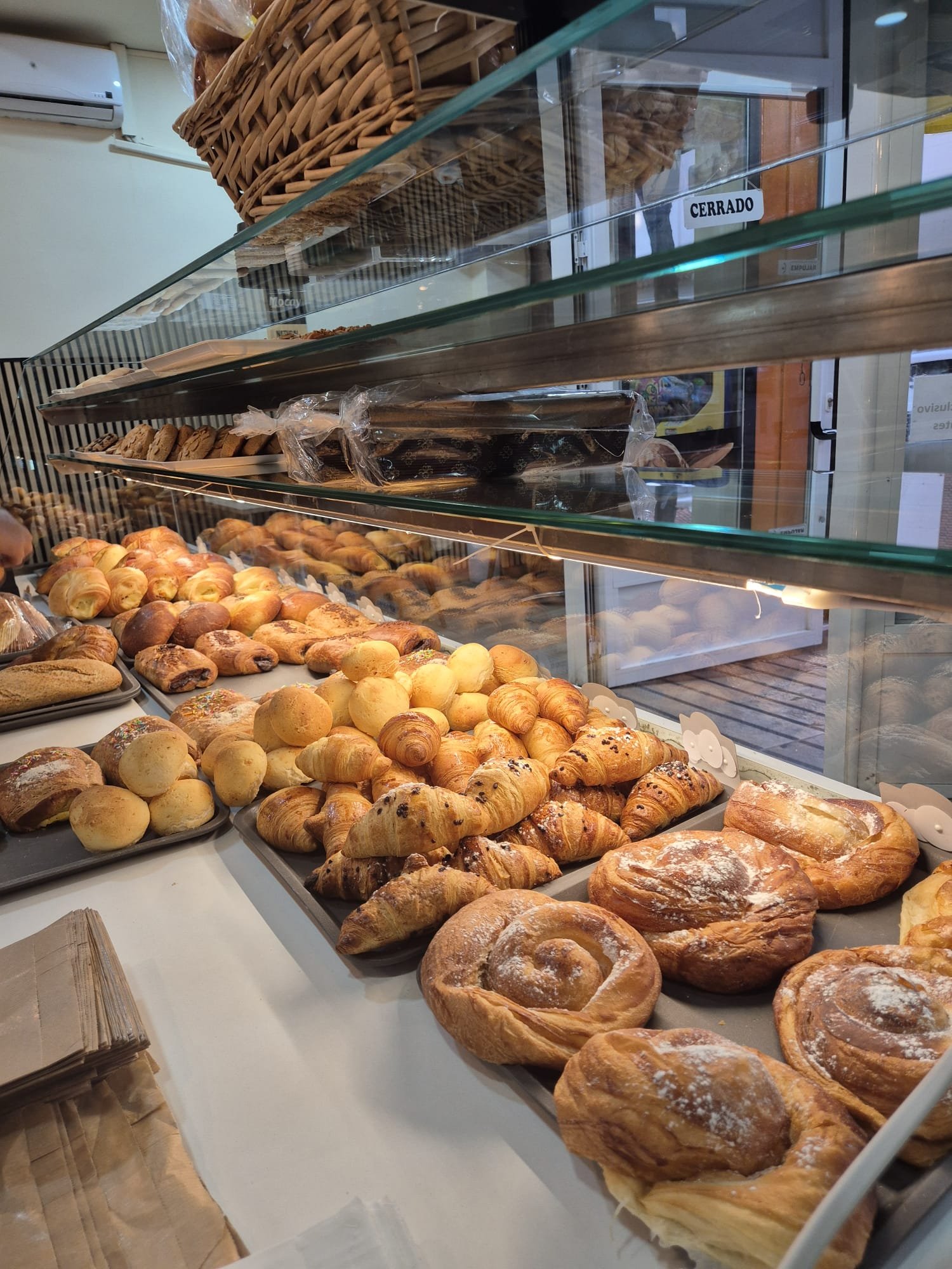 Pan y bollería expuestos en la vitrina