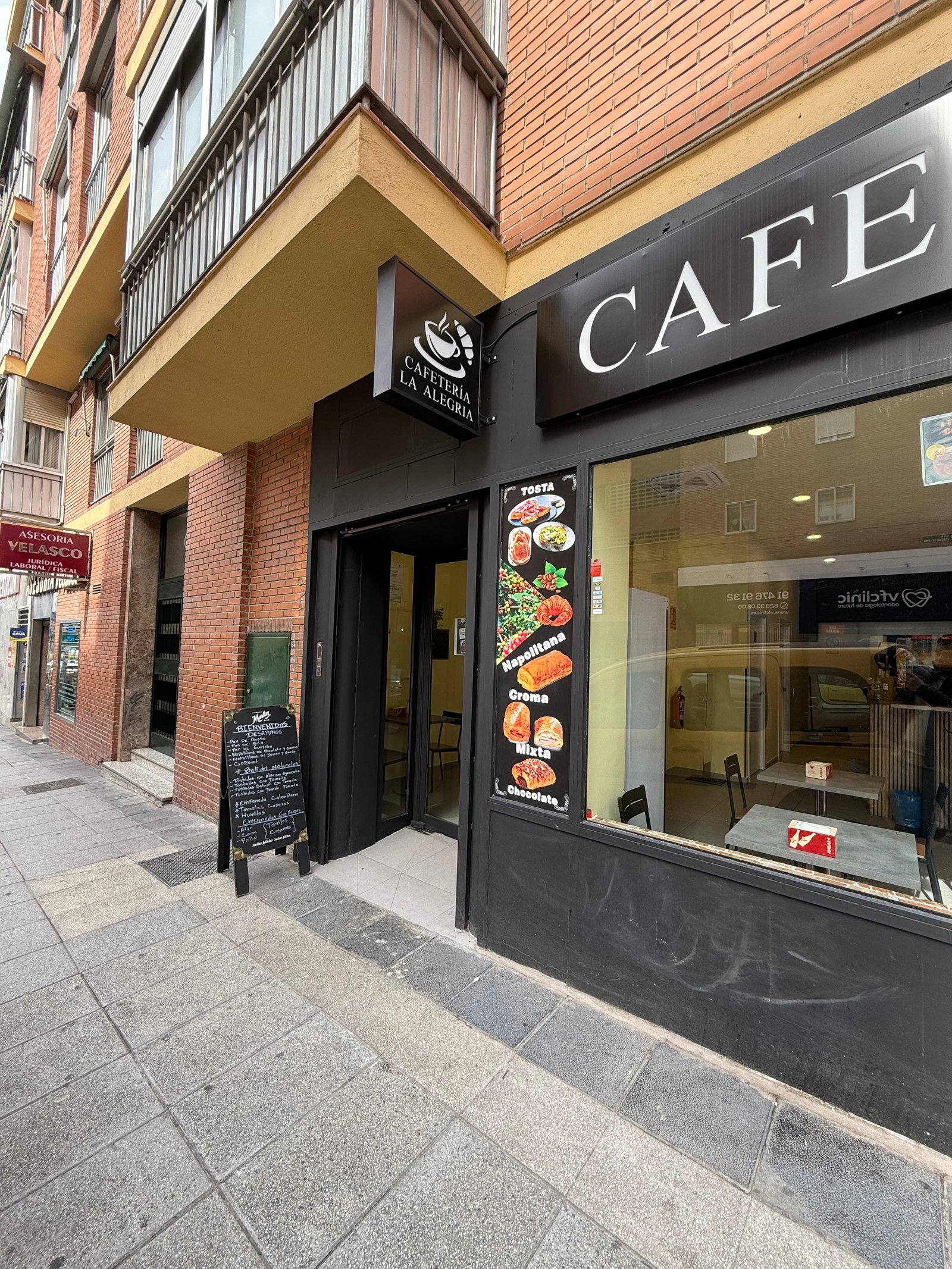 Entrada y escaparate de una sucursal
