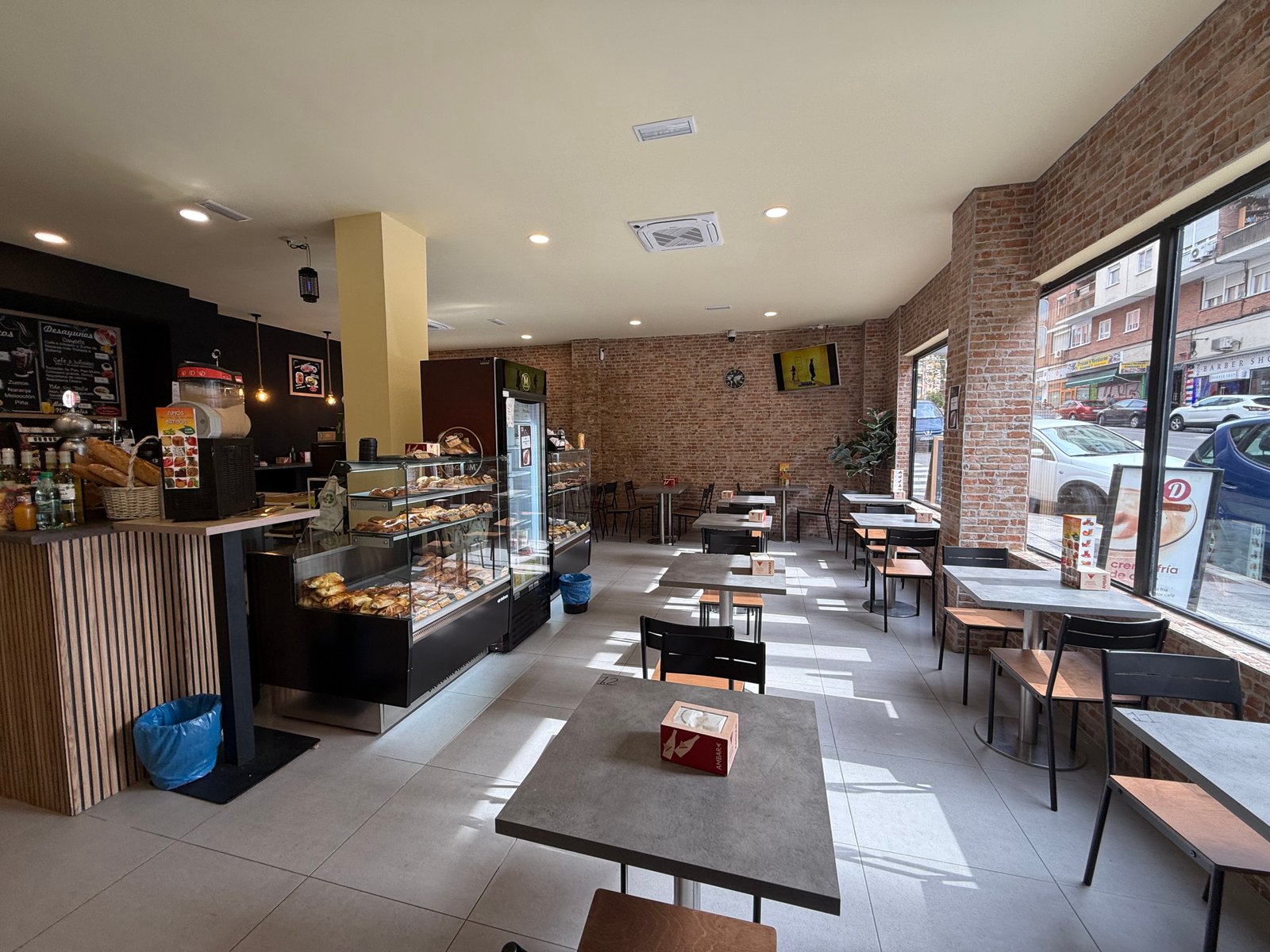 Mesas y zona de clientes en el interior