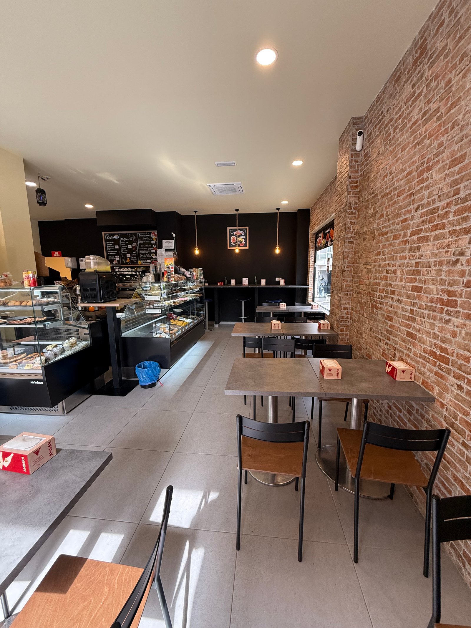 Barra y zona de preparación de la cafetería