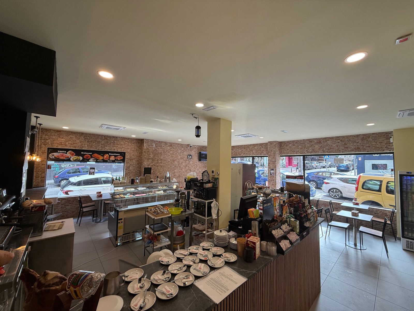 Interior luminoso de la cafetería y sus vitrinas