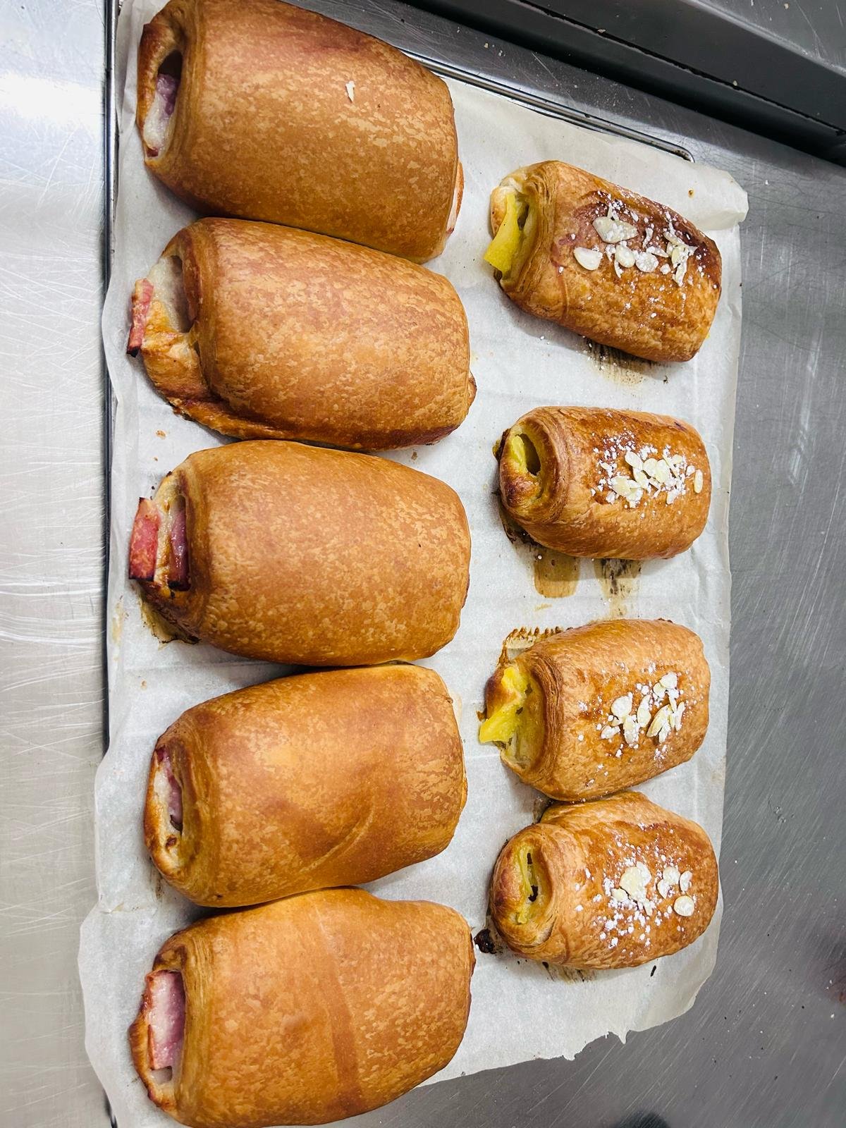 Piezas de bollería dulce recién horneadas