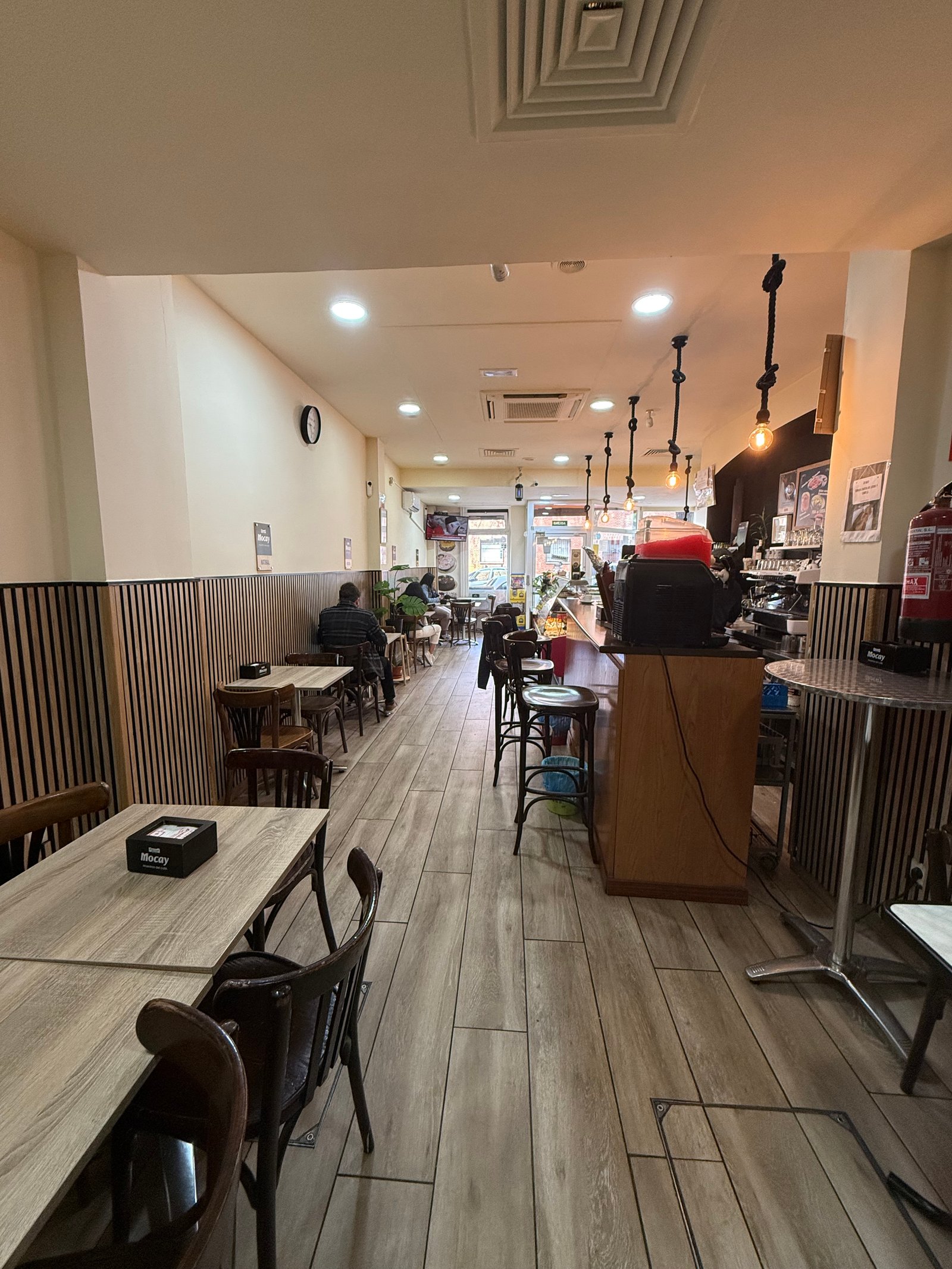 Vista del interior y la barra de la cafetería