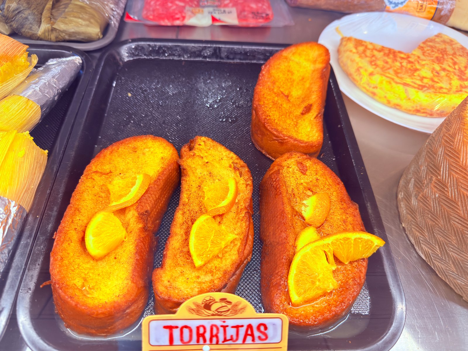 Bollería variada en una bandeja de la vitrina