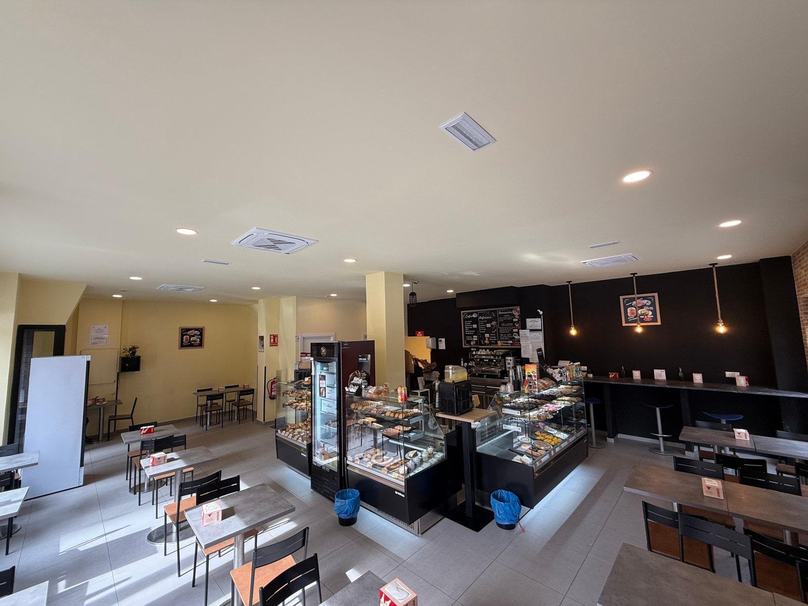 Comedor interior de la cafetería