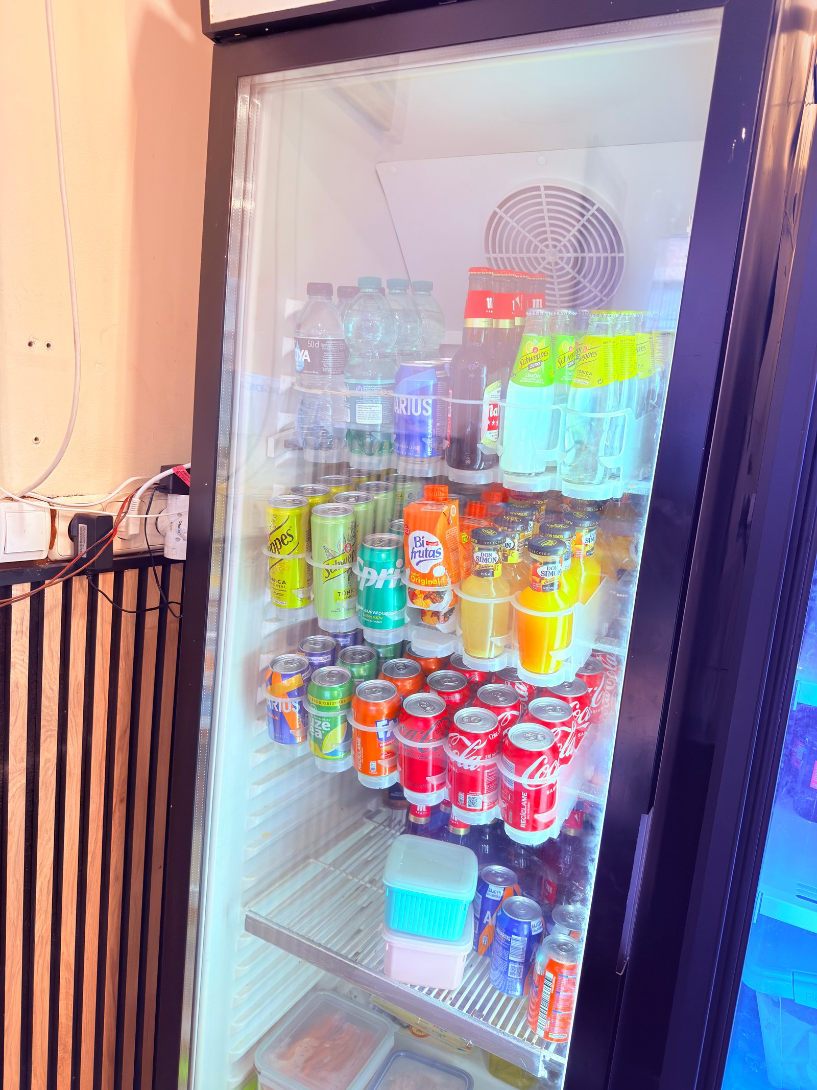 Vitrina refrigerada con bebidas