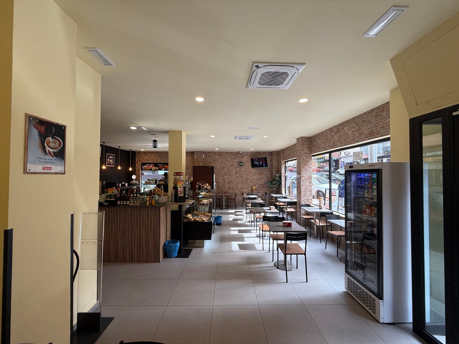 Interior de una sucursal de La Alegría