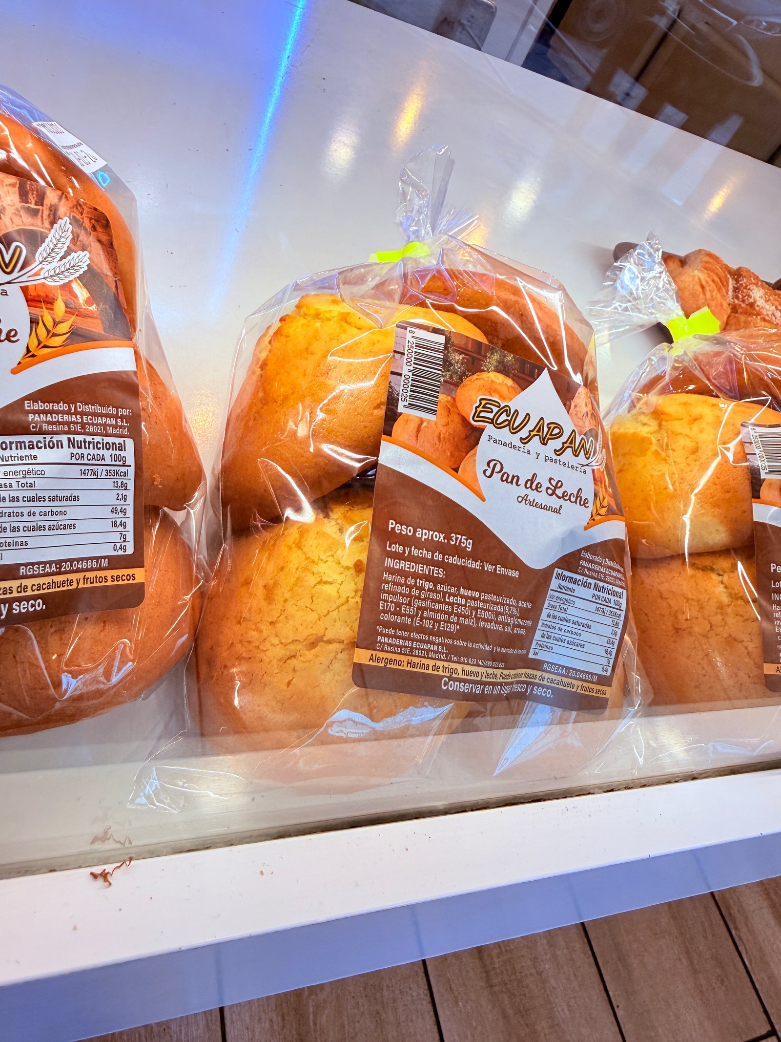 Pasteles y dulces en la vitrina