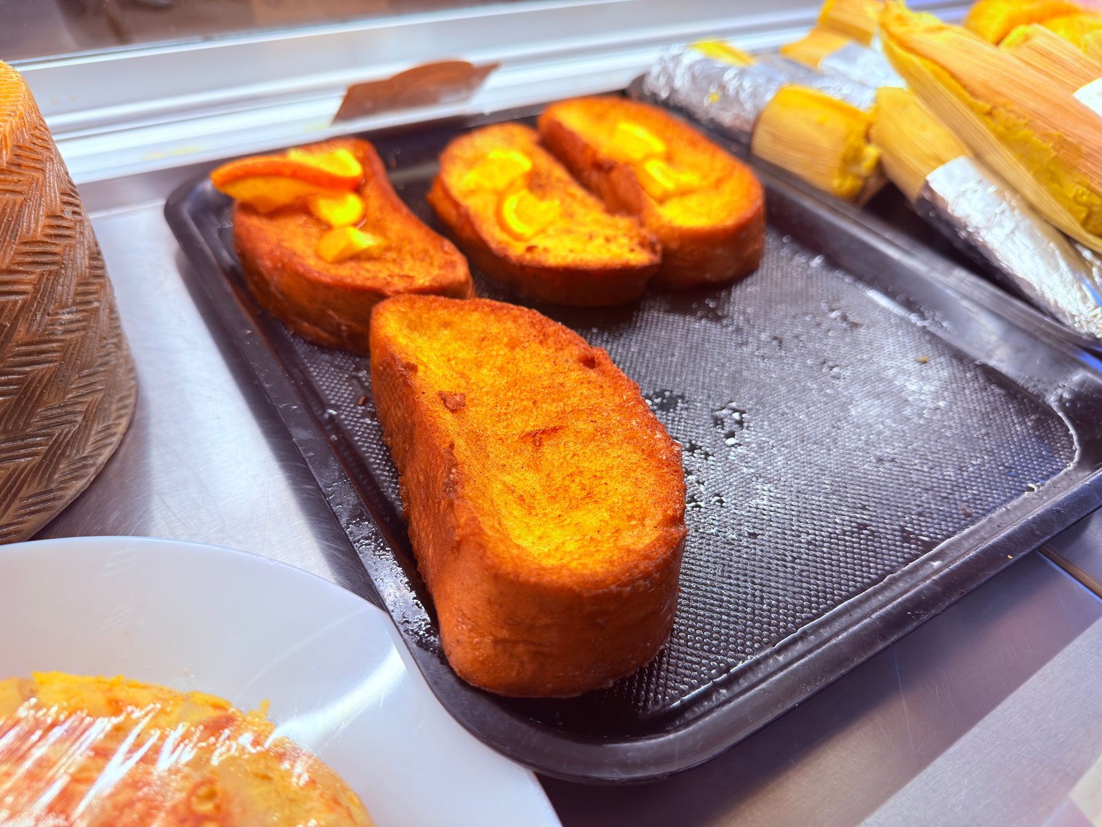 Piezas de bollería doradas y recién horneadas
