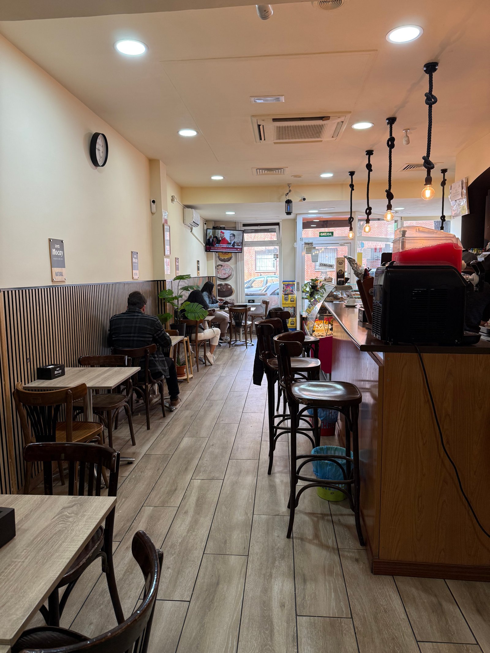 Barra y zona de trabajo de la cafetería