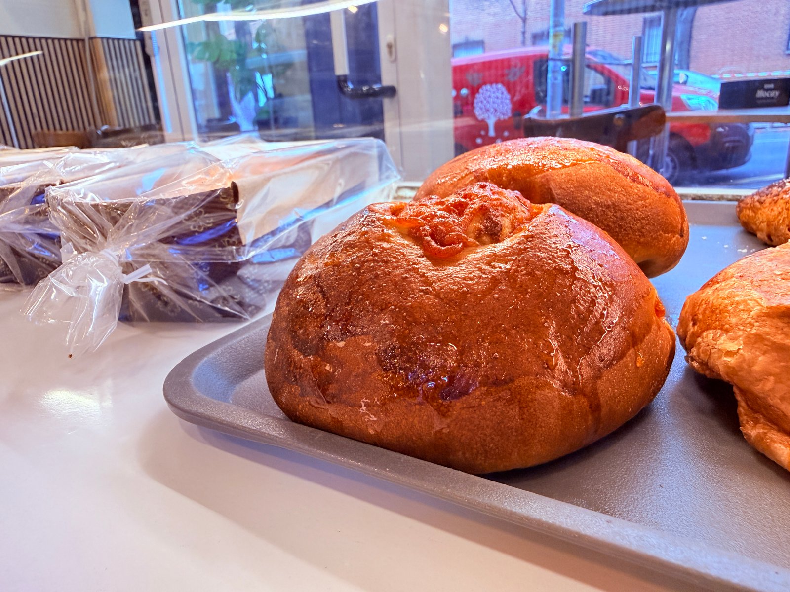 Croissants y bollería en la vitrina