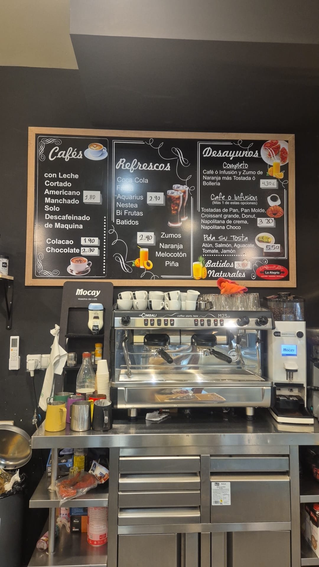 Expositor refrigerado con bebidas y productos