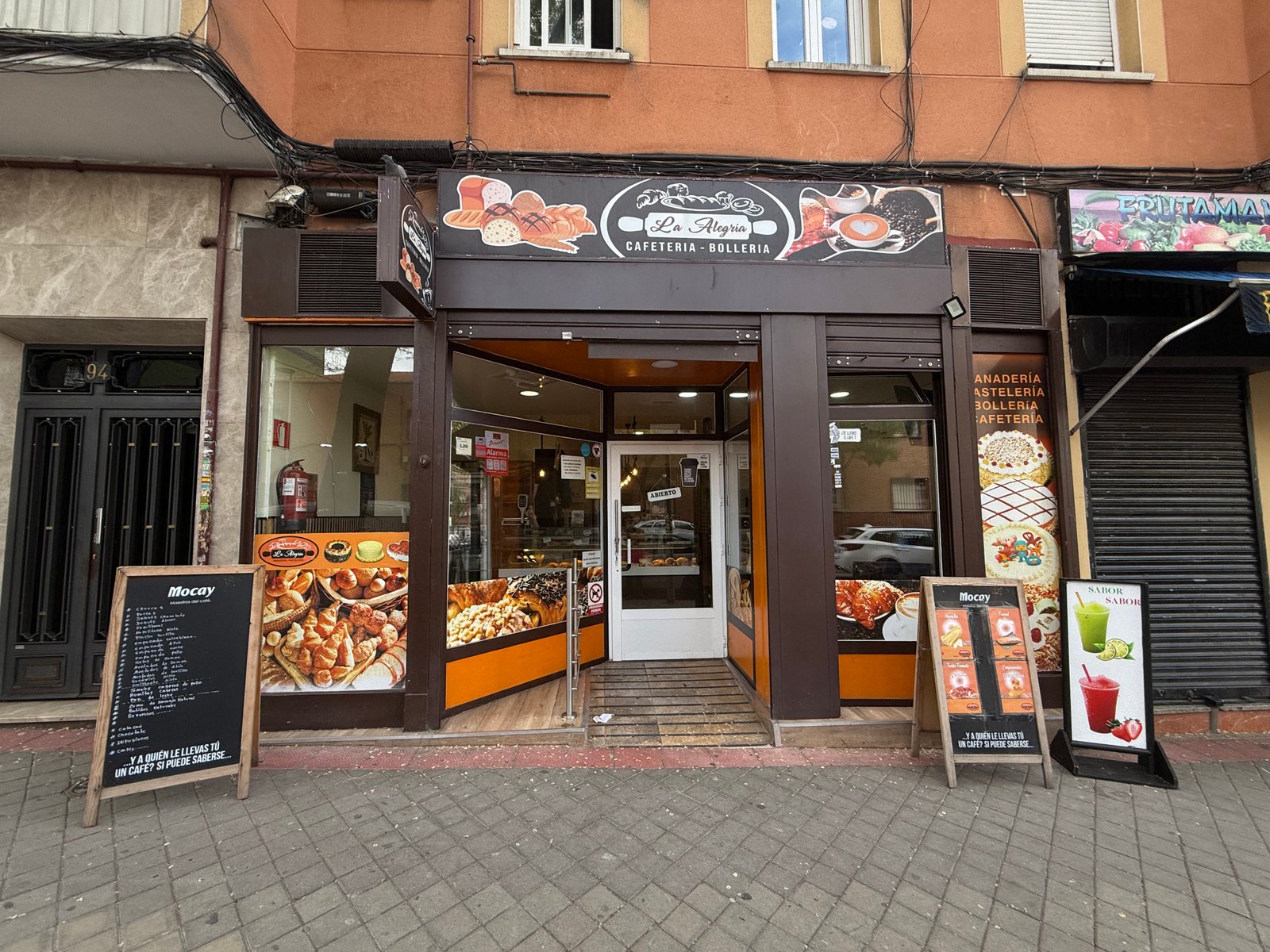 Entrada de una sucursal de La Alegría