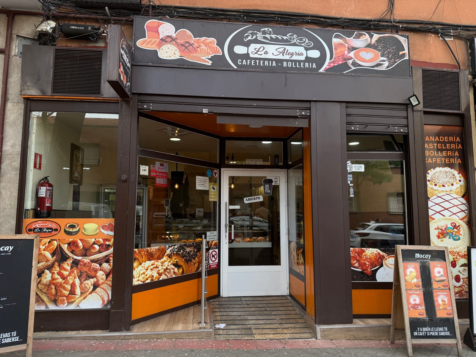 Fachada y escaparate de la cafetería
