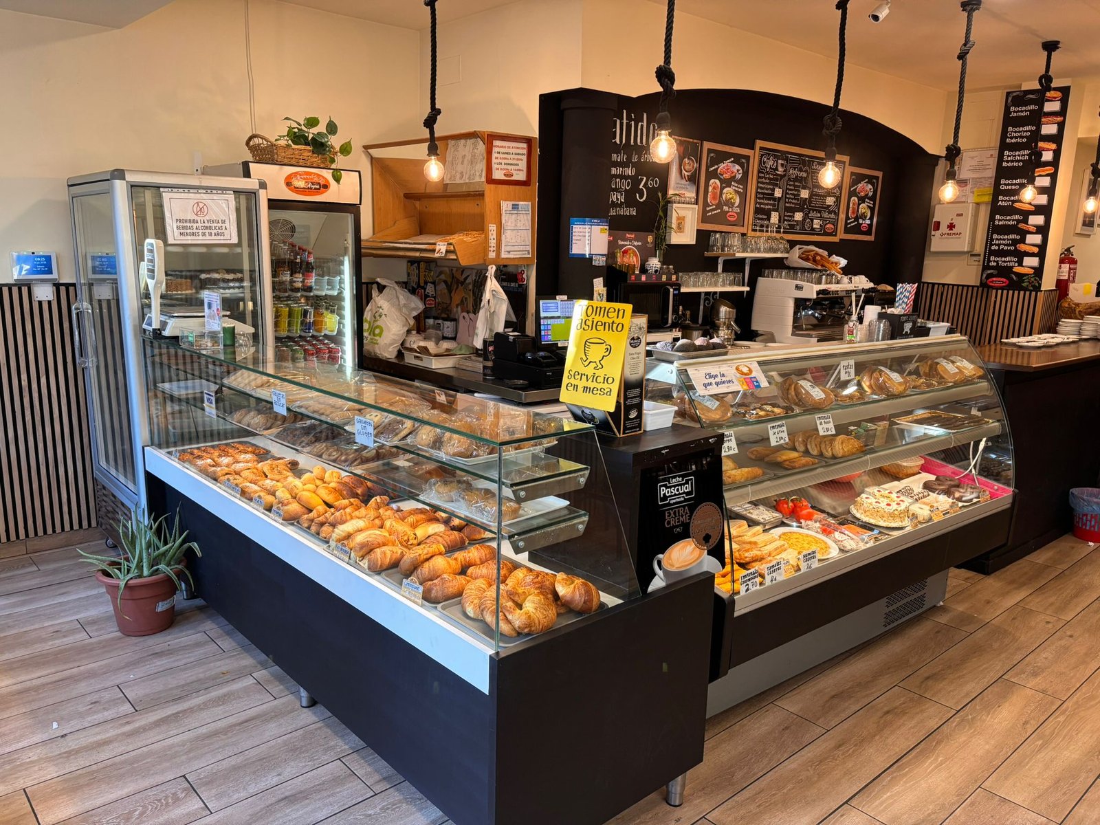 Vitrina de pastelería con dulces