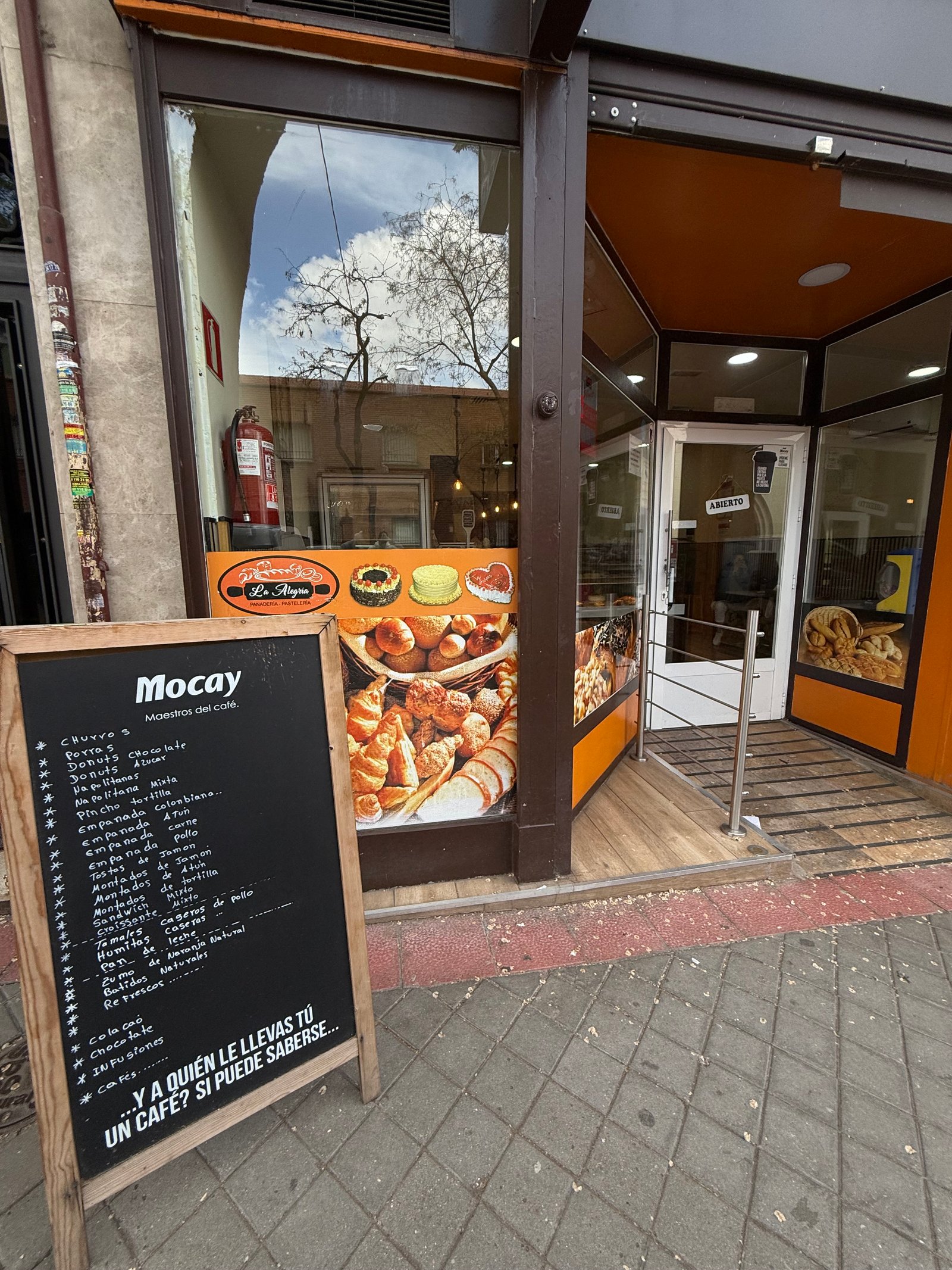Escaparate de panadería y pastelería